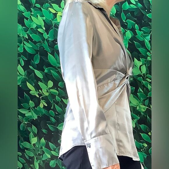 ✨ Ann Taylor Metallic Silver V-Neck Blouse w/ Twist Detail – Size 10 - Picture 4 of 6